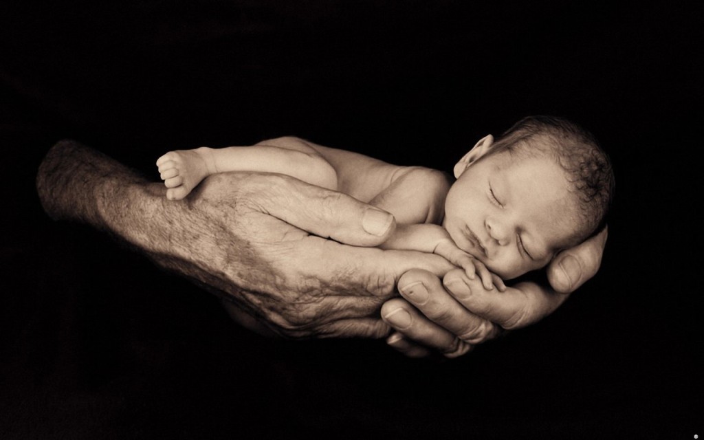 newborn-baby-on-hand